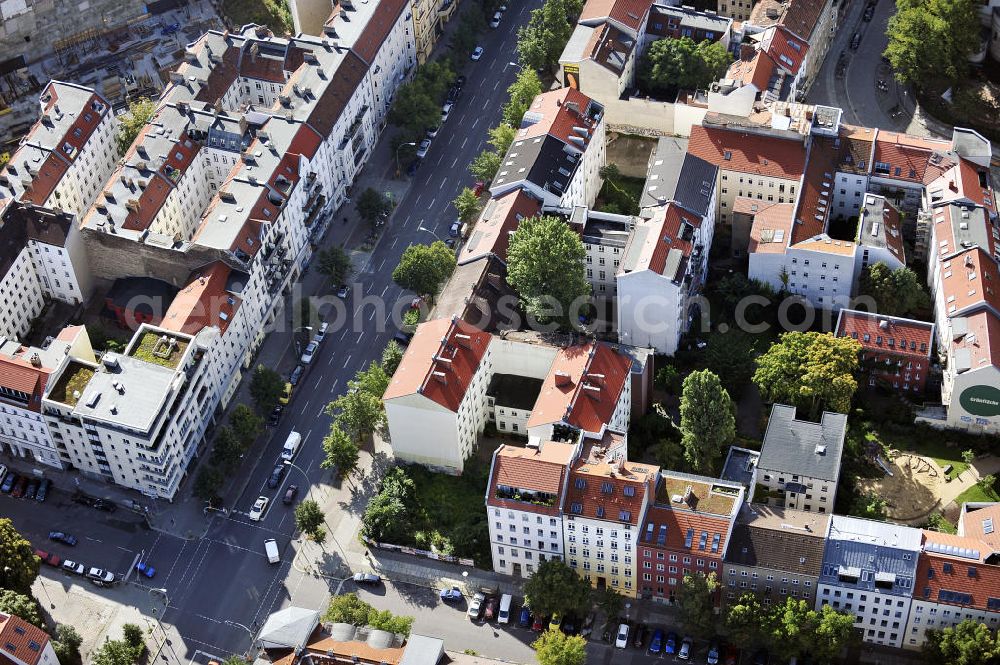 Aerial photograph Berlin - Blick auf das Grundstück an der Ecke Brunnenstraße / Anklamer Straße sowie der angrenzenden Bebauung im Stadtbezirk Prenzlauer Berg. Geplant ist hier der Neubau eines Ärztehauses. View of the property at the corner Brunnenstraße / Anklam Road and adjacent buildings in the district of Prenzlauer Berg. Hermes Design