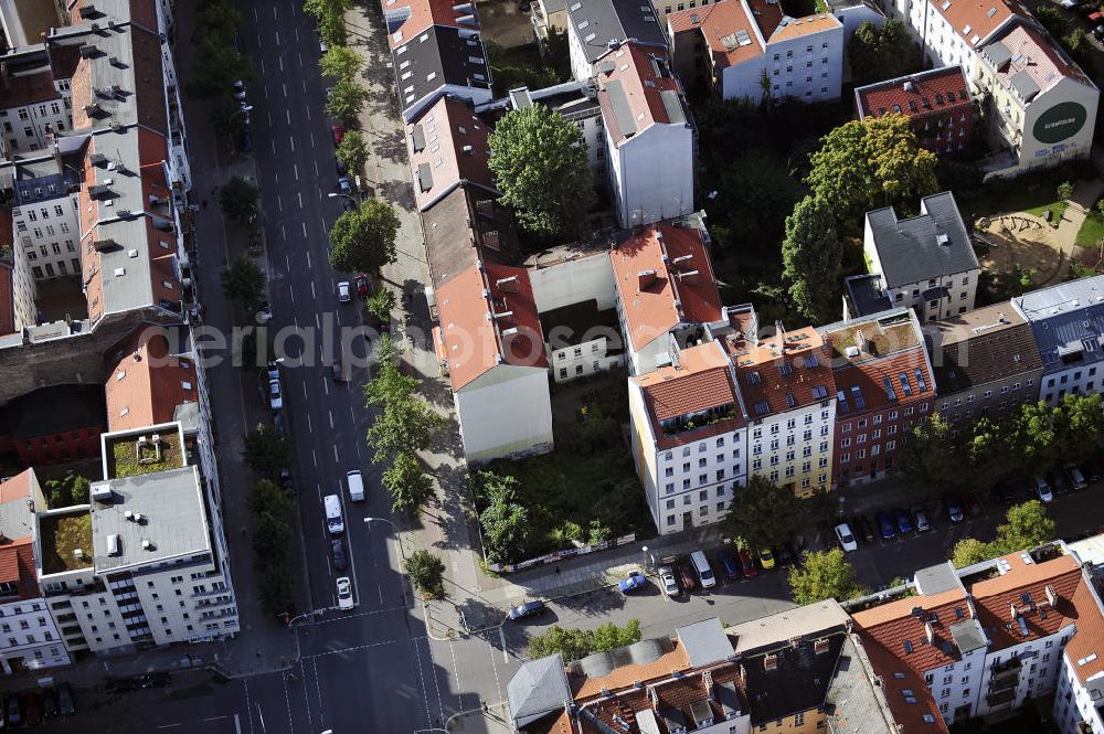 Berlin from above - Blick auf das Grundstück an der Ecke Brunnenstraße / Anklamer Straße sowie der angrenzenden Bebauung im Stadtbezirk Prenzlauer Berg. Geplant ist hier der Neubau eines Ärztehauses. View of the property at the corner Brunnenstraße / Anklam Road and adjacent buildings in the district of Prenzlauer Berg. Hermes Design