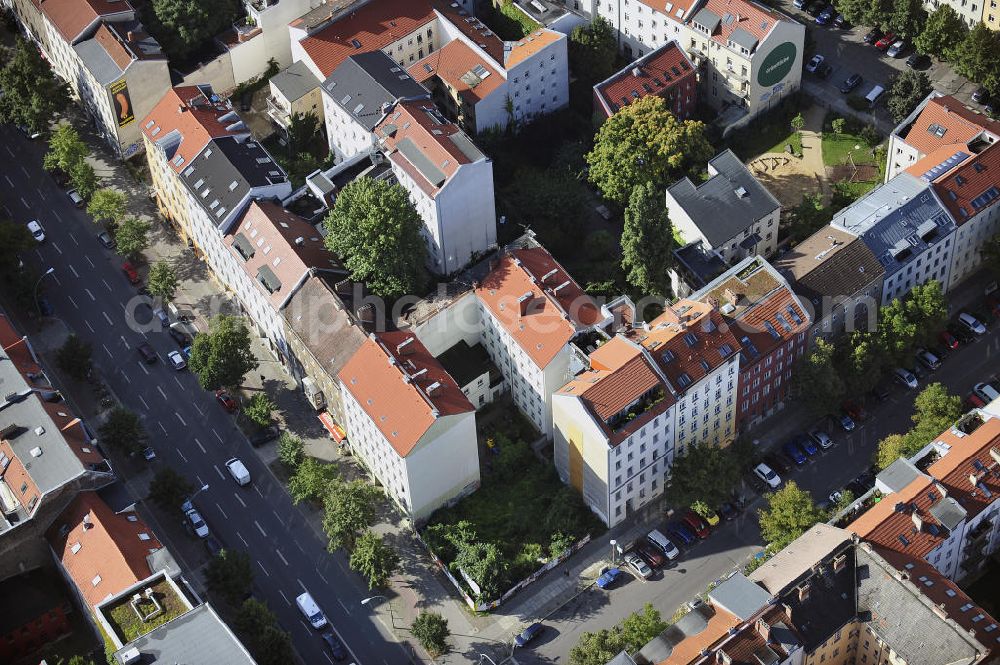 Berlin from the bird's eye view: Blick auf das Grundstück an der Ecke Brunnenstraße / Anklamer Straße sowie der angrenzenden Bebauung im Stadtbezirk Prenzlauer Berg. Geplant ist hier der Neubau eines Ärztehauses. View of the property at the corner Brunnenstraße / Anklam Road and adjacent buildings in the district of Prenzlauer Berg. Hermes Design