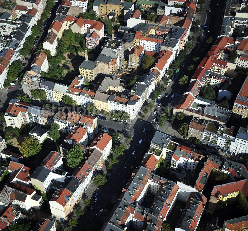 Aerial image Berlin - Blick auf das Grundstück an der Ecke Brunnenstraße / Anklamer Straße sowie der angrenzenden Bebauung im Stadtbezirk Prenzlauer Berg. Geplant ist hier der Neubau eines Ärztehauses. View of the property at the corner Brunnenstraße / Anklam Road and adjacent buildings in the district of Prenzlauer Berg. Hermes Design