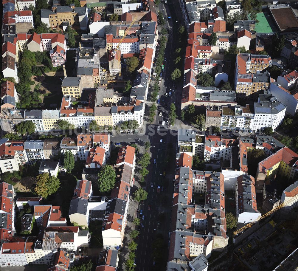 Aerial photograph Berlin - Blick auf das Grundstück an der Ecke Brunnenstraße / Anklamer Straße sowie der angrenzenden Bebauung im Stadtbezirk Prenzlauer Berg. Geplant ist hier der Neubau eines Ärztehauses. View of the property at the corner Brunnenstraße / Anklam Road and adjacent buildings in the district of Prenzlauer Berg. Hermes Design