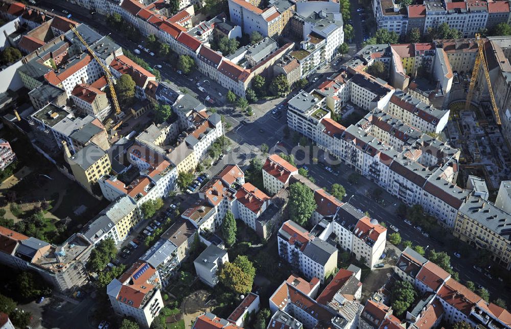 Berlin from above - Blick auf das Grundstück an der Ecke Brunnenstraße / Anklamer Straße sowie der angrenzenden Bebauung im Stadtbezirk Prenzlauer Berg. Geplant ist hier der Neubau eines Ärztehauses. View of the property at the corner Brunnenstraße / Anklam Road and adjacent buildings in the district of Prenzlauer Berg. Hermes Design