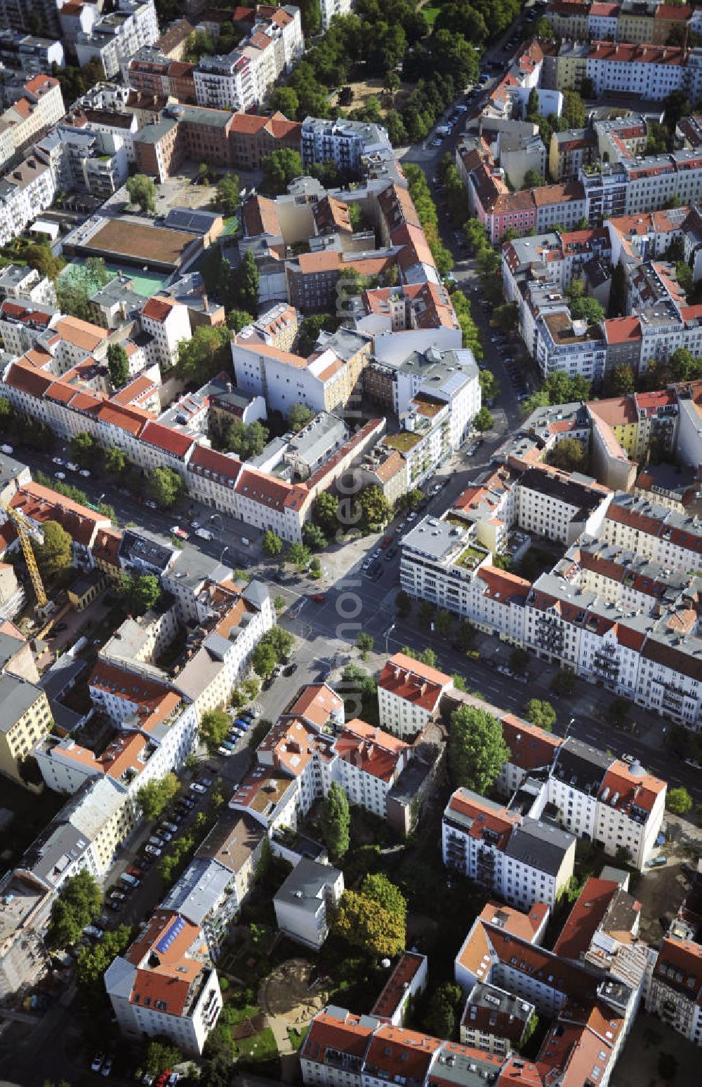 Berlin from the bird's eye view: Blick auf das Grundstück an der Ecke Brunnenstraße / Anklamer Straße sowie der angrenzenden Bebauung im Stadtbezirk Prenzlauer Berg. Geplant ist hier der Neubau eines Ärztehauses. View of the property at the corner Brunnenstraße / Anklam Road and adjacent buildings in the district of Prenzlauer Berg. Hermes Design