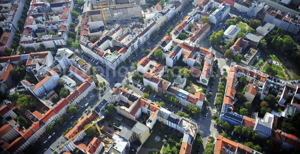 Aerial image Berlin - Blick auf das Grundstück an der Ecke Brunnenstraße / Anklamer Straße sowie der angrenzenden Bebauung im Stadtbezirk Prenzlauer Berg. Geplant ist hier der Neubau eines Ärztehauses. View of the property at the corner Brunnenstraße / Anklam Road and adjacent buildings in the district of Prenzlauer Berg. Hermes Design