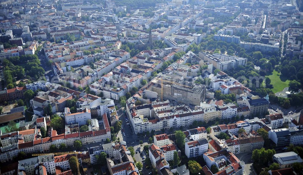 Berlin from above - Blick auf das Grundstück an der Ecke Brunnenstraße / Anklamer Straße sowie der angrenzenden Bebauung im Stadtbezirk Prenzlauer Berg. Geplant ist hier der Neubau eines Ärztehauses. View of the property at the corner Brunnenstraße / Anklam Road and adjacent buildings in the district of Prenzlauer Berg. Hermes Design