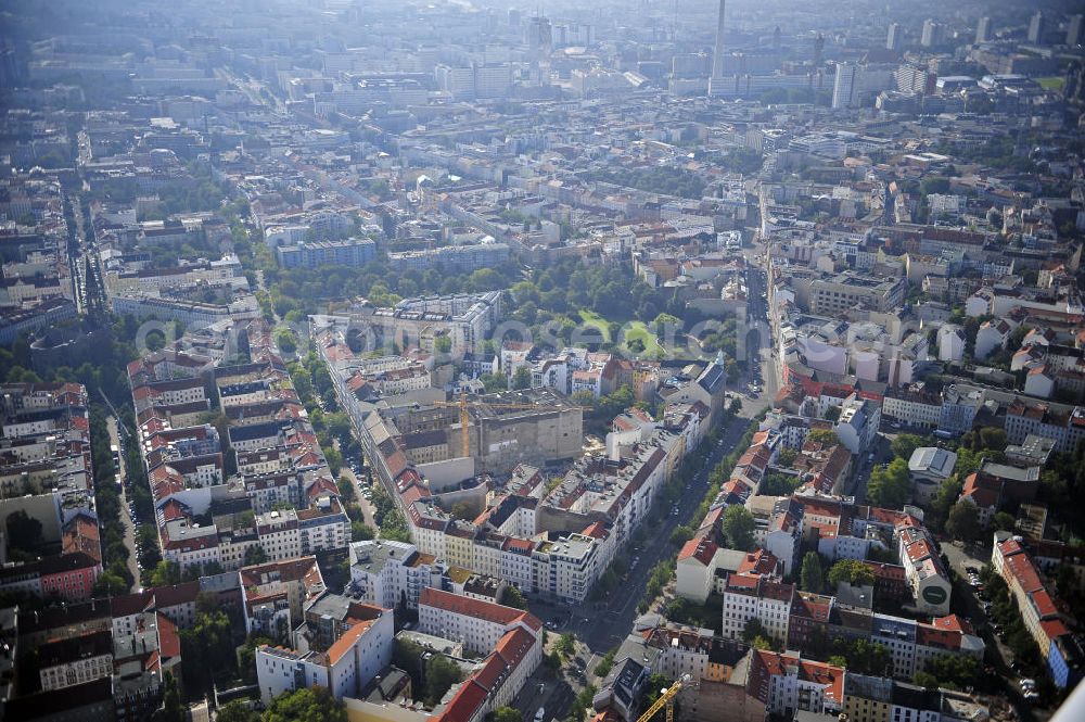 Berlin from the bird's eye view: Blick auf das Grundstück an der Ecke Brunnenstraße / Anklamer Straße sowie der angrenzenden Bebauung im Stadtbezirk Prenzlauer Berg. Geplant ist hier der Neubau eines Ärztehauses. View of the property at the corner Brunnenstraße / Anklam Road and adjacent buildings in the district of Prenzlauer Berg. Hermes Design