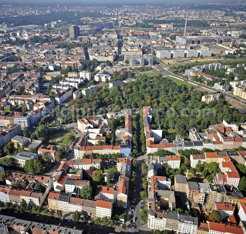 Aerial image Berlin - Blick auf das Grundstück an der Ecke Brunnenstraße / Anklamer Straße sowie der angrenzenden Bebauung im Stadtbezirk Prenzlauer Berg. Geplant ist hier der Neubau eines Ärztehauses. View of the property at the corner Brunnenstraße / Anklam Road and adjacent buildings in the district of Prenzlauer Berg. Hermes Design