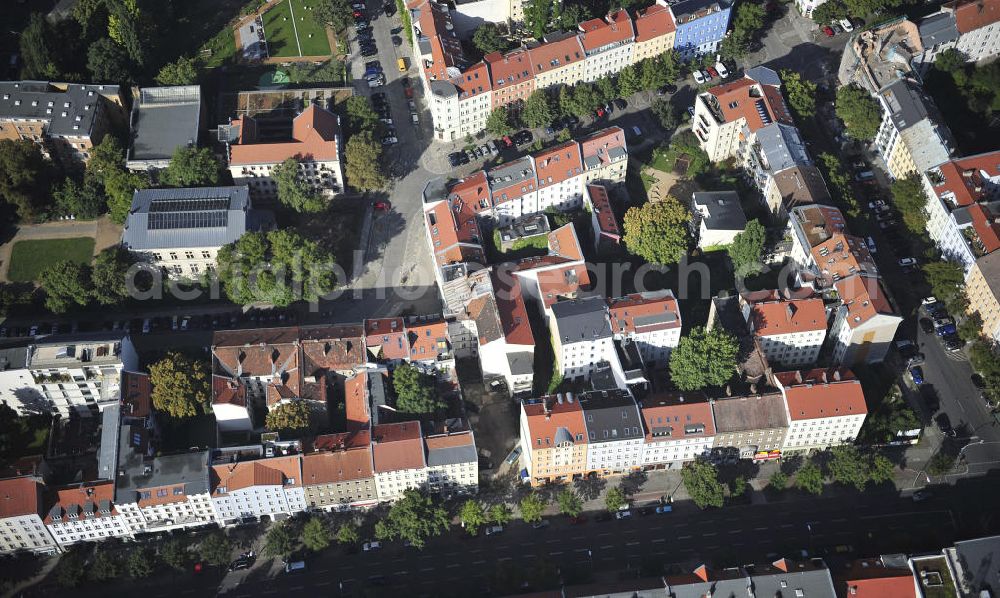 Aerial photograph Berlin - Blick auf das Grundstück an der Ecke Brunnenstraße / Anklamer Straße sowie der angrenzenden Bebauung im Stadtbezirk Prenzlauer Berg. Geplant ist hier der Neubau eines Ärztehauses. View of the property at the corner Brunnenstraße / Anklam Road and adjacent buildings in the district of Prenzlauer Berg. Hermes Design