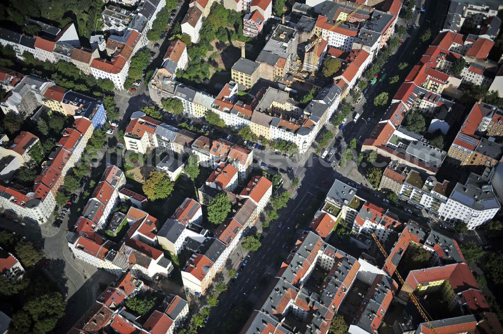 Berlin from above - Blick auf das Grundstück an der Ecke Brunnenstraße / Anklamer Straße sowie der angrenzenden Bebauung im Stadtbezirk Prenzlauer Berg. Geplant ist hier der Neubau eines Ärztehauses. View of the property at the corner Brunnenstraße / Anklam Road and adjacent buildings in the district of Prenzlauer Berg. Hermes Design