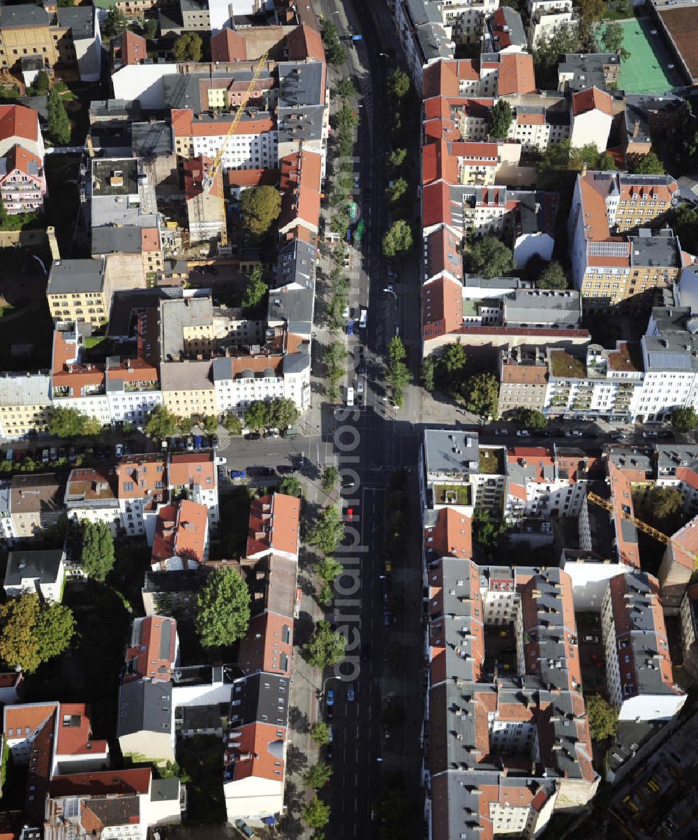 Berlin from the bird's eye view: Blick auf das Grundstück an der Ecke Brunnenstraße / Anklamer Straße sowie der angrenzenden Bebauung im Stadtbezirk Prenzlauer Berg. Geplant ist hier der Neubau eines Ärztehauses. View of the property at the corner Brunnenstraße / Anklam Road and adjacent buildings in the district of Prenzlauer Berg. Hermes Design