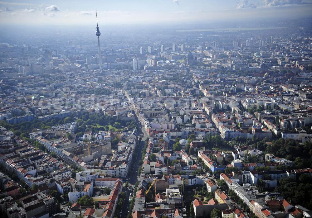 Aerial photograph Berlin - Blick auf das Grundstück an der Ecke Brunnenstraße / Anklamer Straße sowie der angrenzenden Bebauung im Stadtbezirk Prenzlauer Berg. Geplant ist hier der Neubau eines Ärztehauses. View of the property at the corner Brunnenstraße / Anklam Road and adjacent buildings in the district of Prenzlauer Berg. Hermes Design