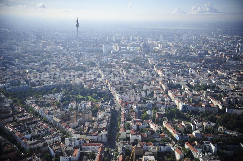 Berlin from above - Blick auf das Grundstück an der Ecke Brunnenstraße / Anklamer Straße sowie der angrenzenden Bebauung im Stadtbezirk Prenzlauer Berg. Geplant ist hier der Neubau eines Ärztehauses. View of the property at the corner Brunnenstraße / Anklam Road and adjacent buildings in the district of Prenzlauer Berg. Hermes Design