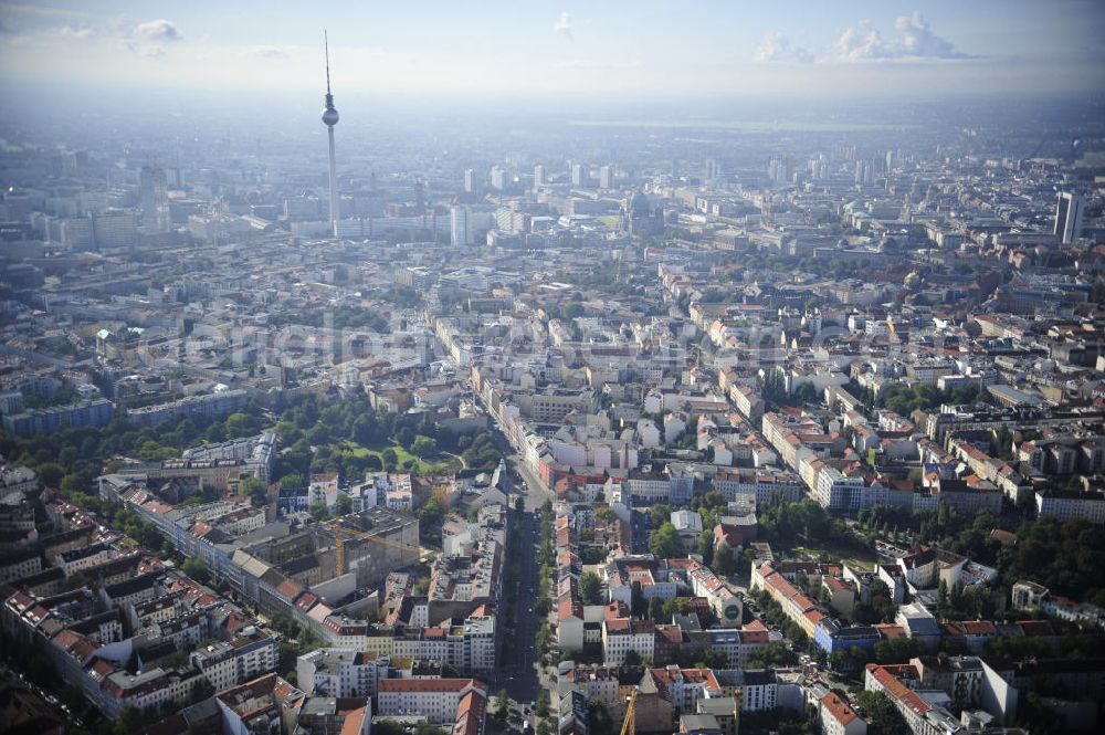 Berlin from the bird's eye view: Blick auf das Grundstück an der Ecke Brunnenstraße / Anklamer Straße sowie der angrenzenden Bebauung im Stadtbezirk Prenzlauer Berg. Geplant ist hier der Neubau eines Ärztehauses. View of the property at the corner Brunnenstraße / Anklam Road and adjacent buildings in the district of Prenzlauer Berg. Hermes Design