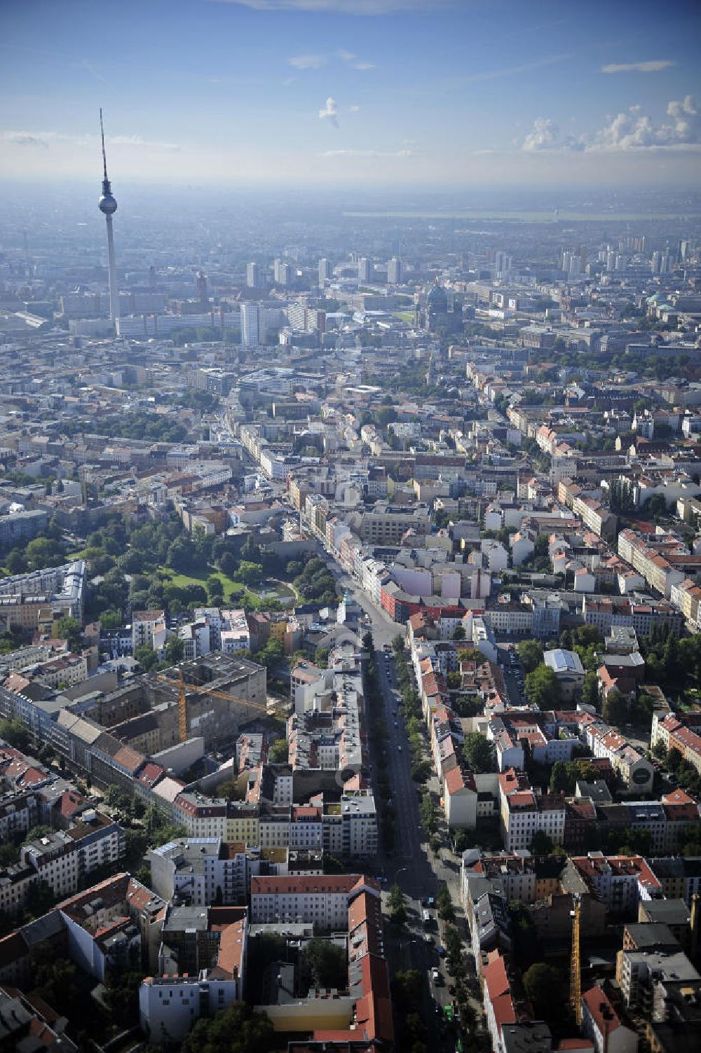 Aerial image Berlin - Blick auf das Grundstück an der Ecke Brunnenstraße / Anklamer Straße sowie der angrenzenden Bebauung im Stadtbezirk Prenzlauer Berg. Geplant ist hier der Neubau eines Ärztehauses. View of the property at the corner Brunnenstraße / Anklam Road and adjacent buildings in the district of Prenzlauer Berg. Hermes Design