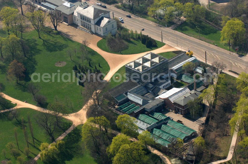 Magdeburg from above - Blick auf die Gruson-Gewächshäuser direkt neben dem angrenzenden Klosterbergegarten mit dem Gesellschaftshaus im Stadtteil Buckau. Der 4000 qm große Botanische Garten enthält eine bedeutende, bis in das 19. Jahrhundert zurückgehende, Pflanzensammlung. Sie gehört heute zum Netzwerk Gartenträume Sachsen-Anhalt. Kontakt: Schönebecker Str. 129 B, 39104 Magdeburg, Tel. +49(0)391 4042910;