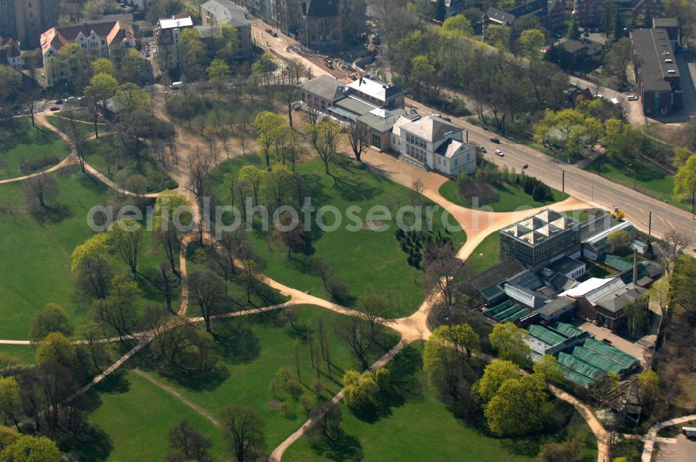 Magdeburg from the bird's eye view: Blick auf die Gruson-Gewächshäuser direkt neben dem angrenzenden Klosterbergegarten mit dem Gesellschaftshaus im Stadtteil Buckau. Der 4000 qm große Botanische Garten enthält eine bedeutende, bis in das 19. Jahrhundert zurückgehende, Pflanzensammlung. Sie gehört heute zum Netzwerk Gartenträume Sachsen-Anhalt. Kontakt: Schönebecker Str. 129 B, 39104 Magdeburg, Tel. +49(0)391 4042910;