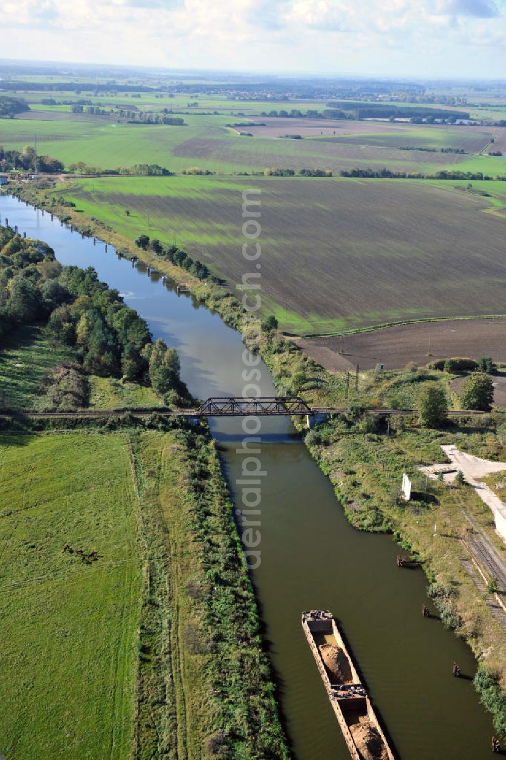 Aerial image Güsen - Güsener Eisenbahnbrücke in Sachsen-Anhalt, welche bei km 347,360 über den Elbe-Havel-Kanal führt. Ein Projekt des WSV, Wasser- und Schifffahrtsverwaltung des Bundes. The railway bridge Güsen over the Elbe-Havel-Canal in Saxony-Anhalt.