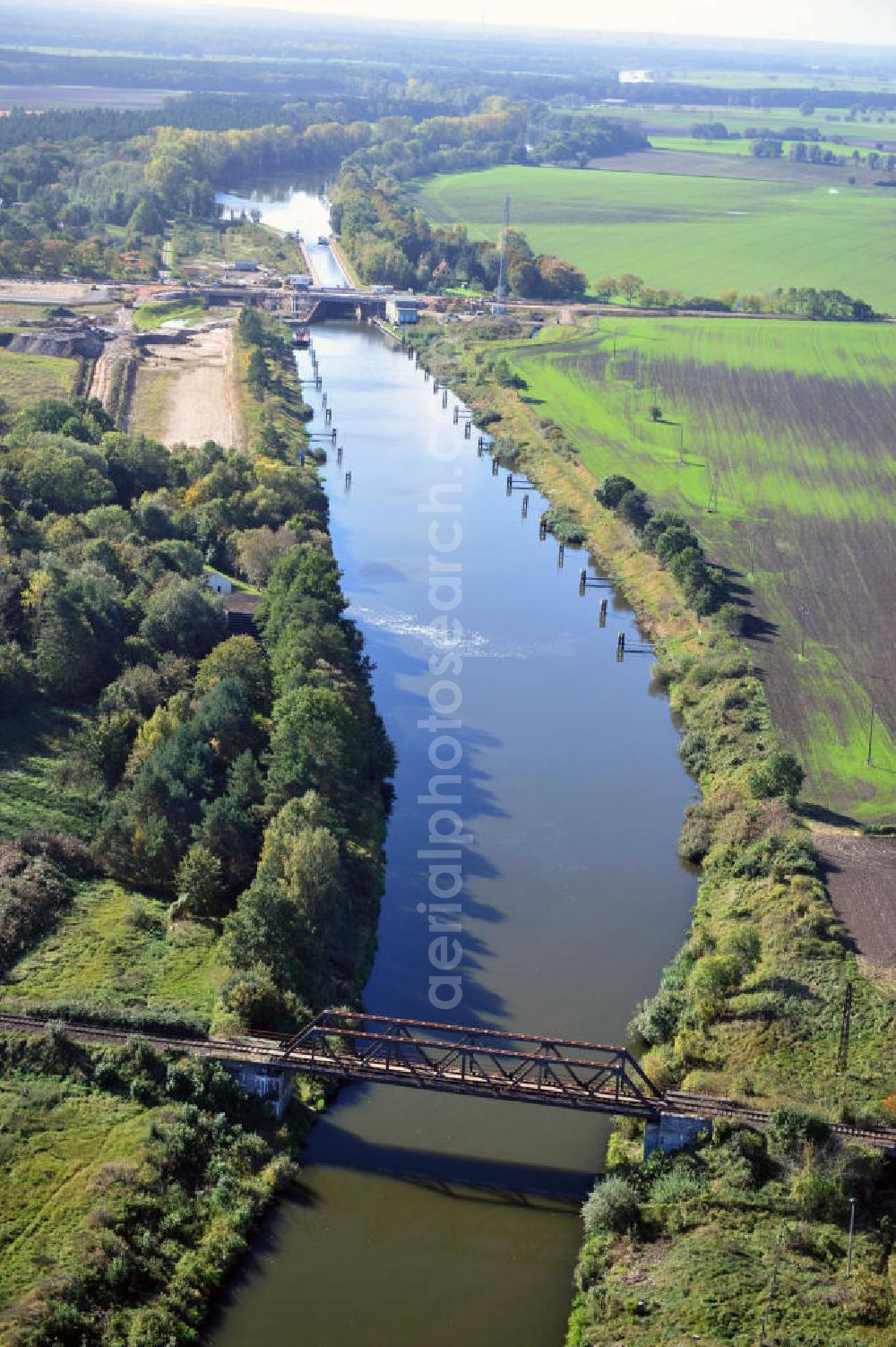 Aerial photograph Güsen - Güsener Eisenbahnbrücke in Sachsen-Anhalt, welche bei km 347,360 über den Elbe-Havel-Kanal führt. Ein Projekt des WSV, Wasser- und Schifffahrtsverwaltung des Bundes. The railway bridge Güsen over the Elbe-Havel-Canal in Saxony-Anhalt.