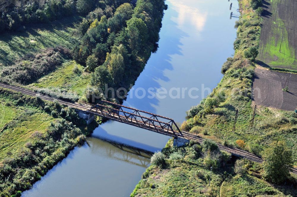 Güsen from above - Güsener Eisenbahnbrücke in Sachsen-Anhalt, welche bei km 347,360 über den Elbe-Havel-Kanal führt. Ein Projekt des WSV, Wasser- und Schifffahrtsverwaltung des Bundes. The railway bridge Güsen over the Elbe-Havel-Canal in Saxony-Anhalt.