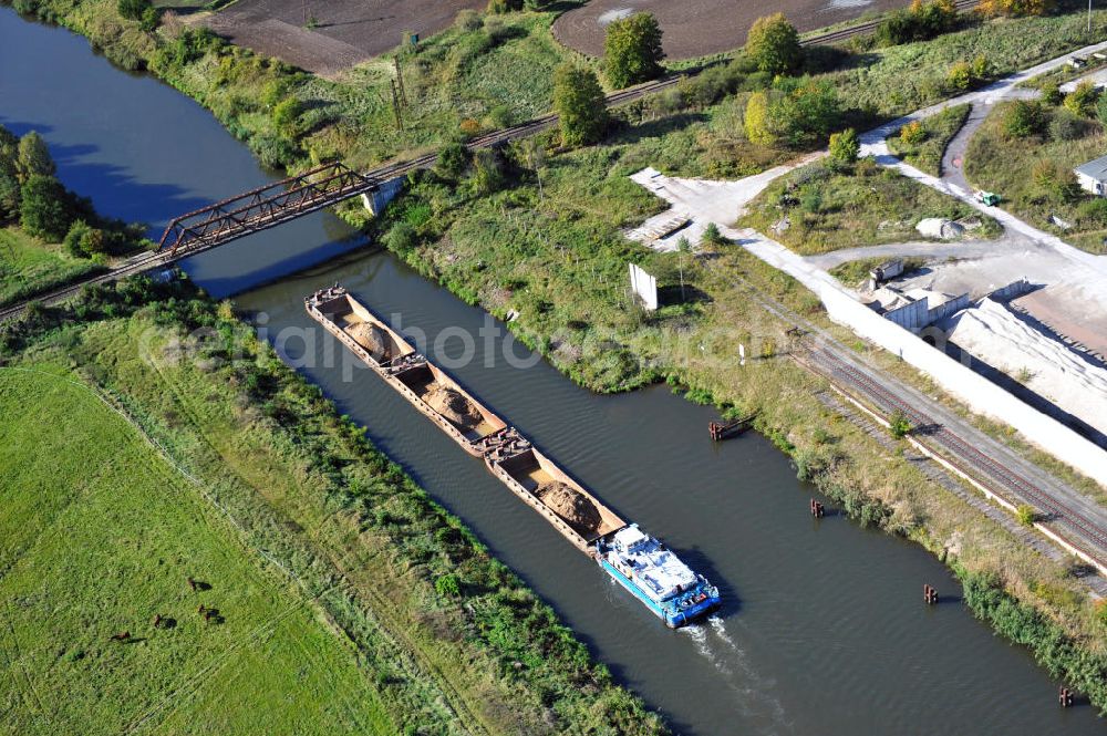 Aerial image Güsen - Güsener Eisenbahnbrücke in Sachsen-Anhalt, welche bei km 347,360 über den Elbe-Havel-Kanal führt. Ein Projekt des WSV, Wasser- und Schifffahrtsverwaltung des Bundes. The railway bridge Güsen over the Elbe-Havel-Canal in Saxony-Anhalt.