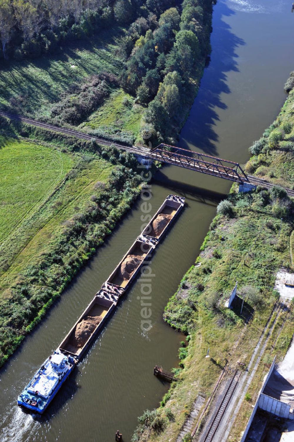 Aerial photograph Güsen - Güsener Eisenbahnbrücke in Sachsen-Anhalt, welche bei km 347,360 über den Elbe-Havel-Kanal führt. Ein Projekt des WSV, Wasser- und Schifffahrtsverwaltung des Bundes. The railway bridge Güsen over the Elbe-Havel-Canal in Saxony-Anhalt.