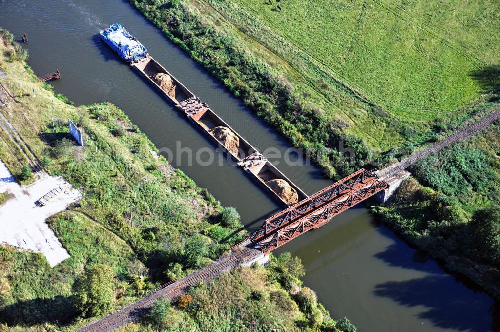 Güsen from above - Güsener Eisenbahnbrücke in Sachsen-Anhalt, welche bei km 347,360 über den Elbe-Havel-Kanal führt. Ein Projekt des WSV, Wasser- und Schifffahrtsverwaltung des Bundes. The railway bridge Güsen over the Elbe-Havel-Canal in Saxony-Anhalt.