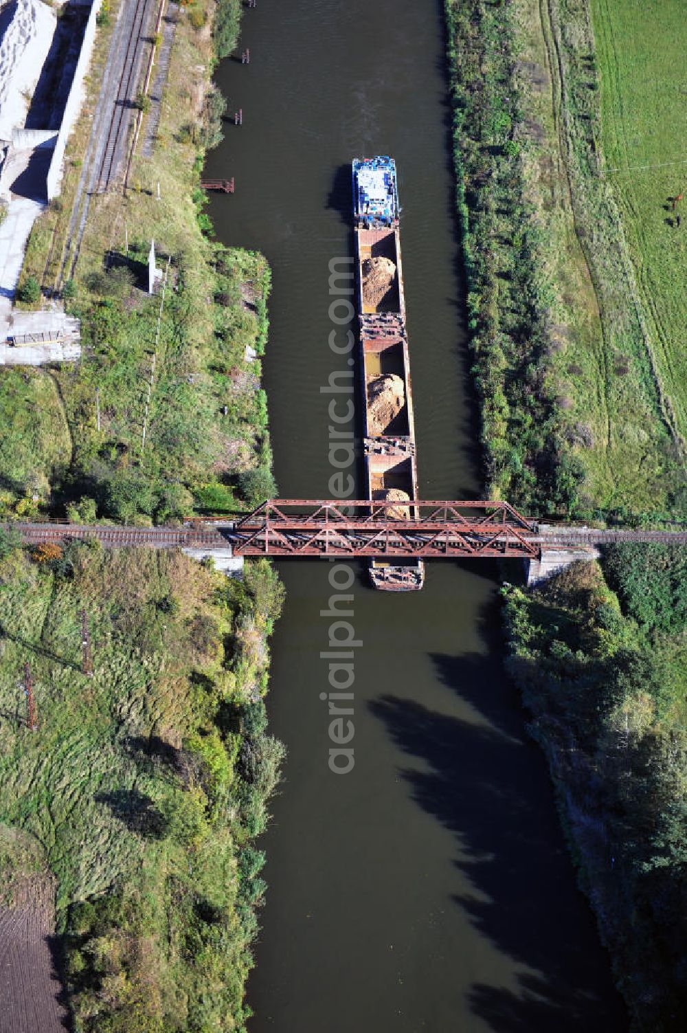 Güsen from the bird's eye view: Güsener Eisenbahnbrücke in Sachsen-Anhalt, welche bei km 347,360 über den Elbe-Havel-Kanal führt. Ein Projekt des WSV, Wasser- und Schifffahrtsverwaltung des Bundes. The railway bridge Güsen over the Elbe-Havel-Canal in Saxony-Anhalt.