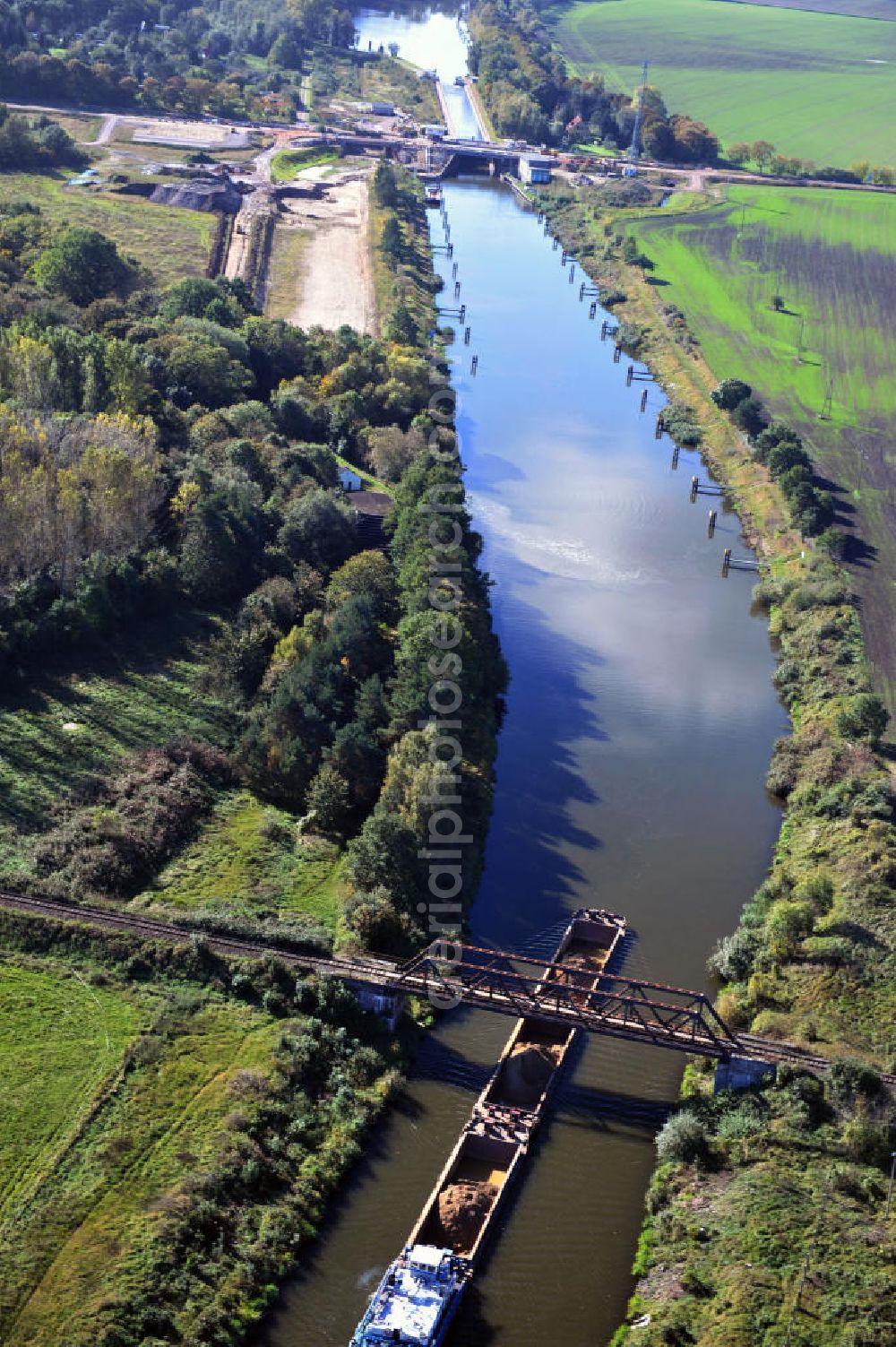 Aerial image Güsen - Güsener Eisenbahnbrücke in Sachsen-Anhalt, welche bei km 347,360 über den Elbe-Havel-Kanal führt. Ein Projekt des WSV, Wasser- und Schifffahrtsverwaltung des Bundes. The railway bridge Güsen over the Elbe-Havel-Canal in Saxony-Anhalt.