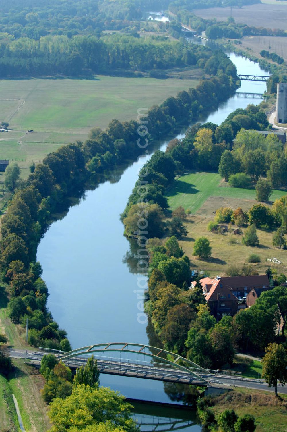 GÜSEN from above - Blick auf die Güsener Straßenbrücke. Die Brücke wurde im Jahr 1958 erbaut und soll im Jahr 2010 durch einen Neubau ersetzt werden. Sie überführt den Elbe-Havel-Kanal bei km 347,360. Ein Projekt des WSV: Wasserstraßen-Neubauamt Magdeburg, 39106 Magdeburg, Tel. +49(0)391 535-0, email: wna-magdeburg@wsv.bund.de