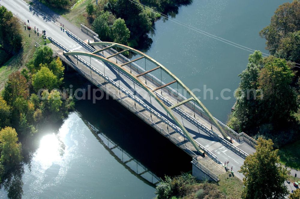 Aerial image GÜSEN - Blick auf die Güsener Straßenbrücke. Die Brücke wurde im Jahr 1958 erbaut und soll im Jahr 2010 durch einen Neubau ersetzt werden. Sie überführt den Elbe-Havel-Kanal bei km 347,360. Ein Projekt des WSV: Wasserstraßen-Neubauamt Magdeburg, 39106 Magdeburg, Tel. +49(0)391 535-0, email: wna-magdeburg@wsv.bund.de