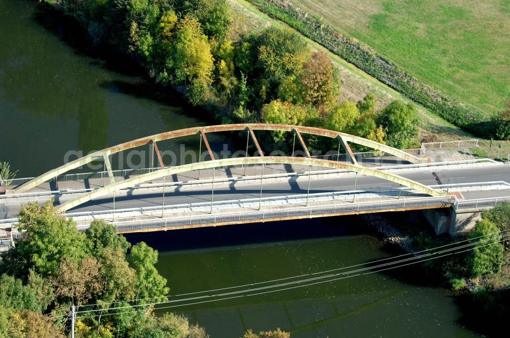 Aerial photograph GÜSEN - Blick auf die Güsener Straßenbrücke. Die Brücke wurde im Jahr 1958 erbaut und soll im Jahr 2010 durch einen Neubau ersetzt werden. Sie überführt den Elbe-Havel-Kanal bei km 347,360. Ein Projekt des WSV: Wasserstraßen-Neubauamt Magdeburg, 39106 Magdeburg, Tel. +49(0)391 535-0, email: wna-magdeburg@wsv.bund.de