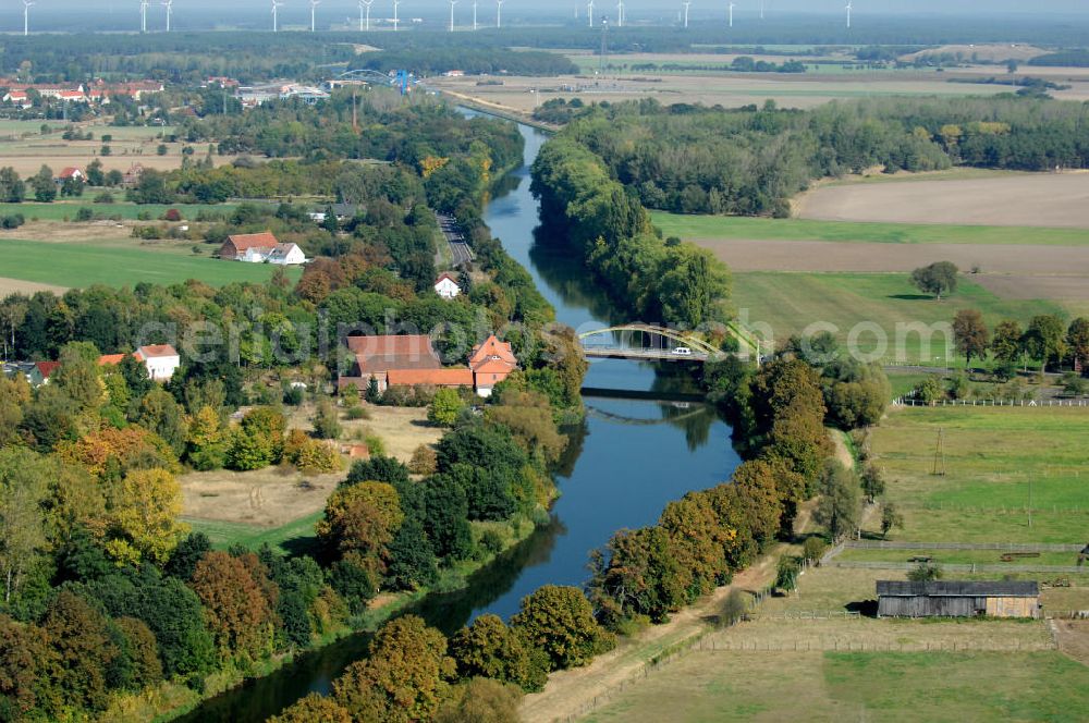 GÜSEN from above - Blick auf die Güsener Straßenbrücke. Die Brücke wurde im Jahr 1958 erbaut und soll im Jahr 2010 durch einen Neubau ersetzt werden. Sie überführt den Elbe-Havel-Kanal bei km 347,360. Ein Projekt des WSV: Wasserstraßen-Neubauamt Magdeburg, 39106 Magdeburg, Tel. +49(0)391 535-0, email: wna-magdeburg@wsv.bund.de