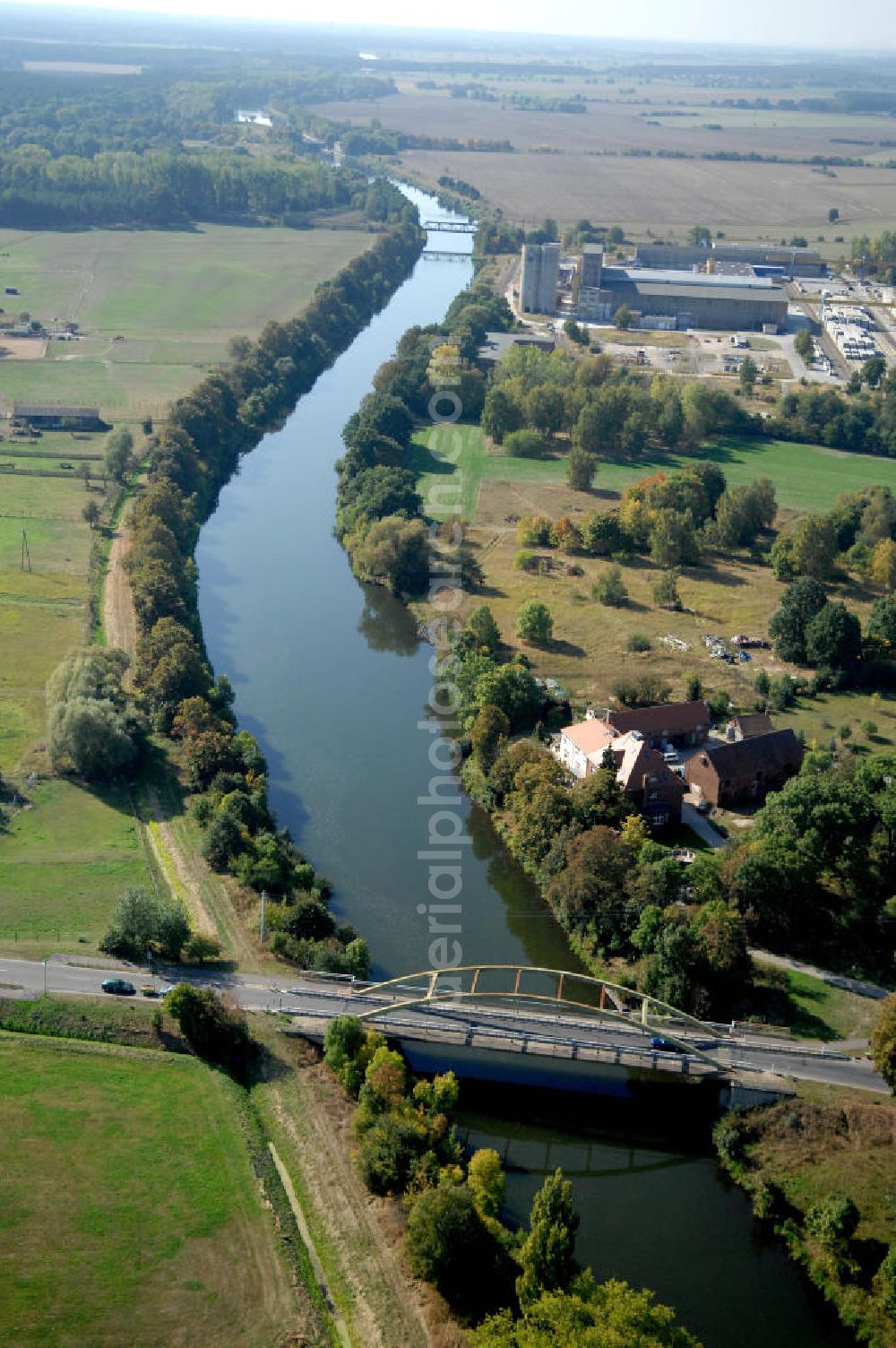 GÜSEN from the bird's eye view: Blick auf die Güsener Straßenbrücke. Die Brücke wurde im Jahr 1958 erbaut und soll im Jahr 2010 durch einen Neubau ersetzt werden. Sie überführt den Elbe-Havel-Kanal bei km 347,360. Ein Projekt des WSV: Wasserstraßen-Neubauamt Magdeburg, 39106 Magdeburg, Tel. +49(0)391 535-0, email: wna-magdeburg@wsv.bund.de