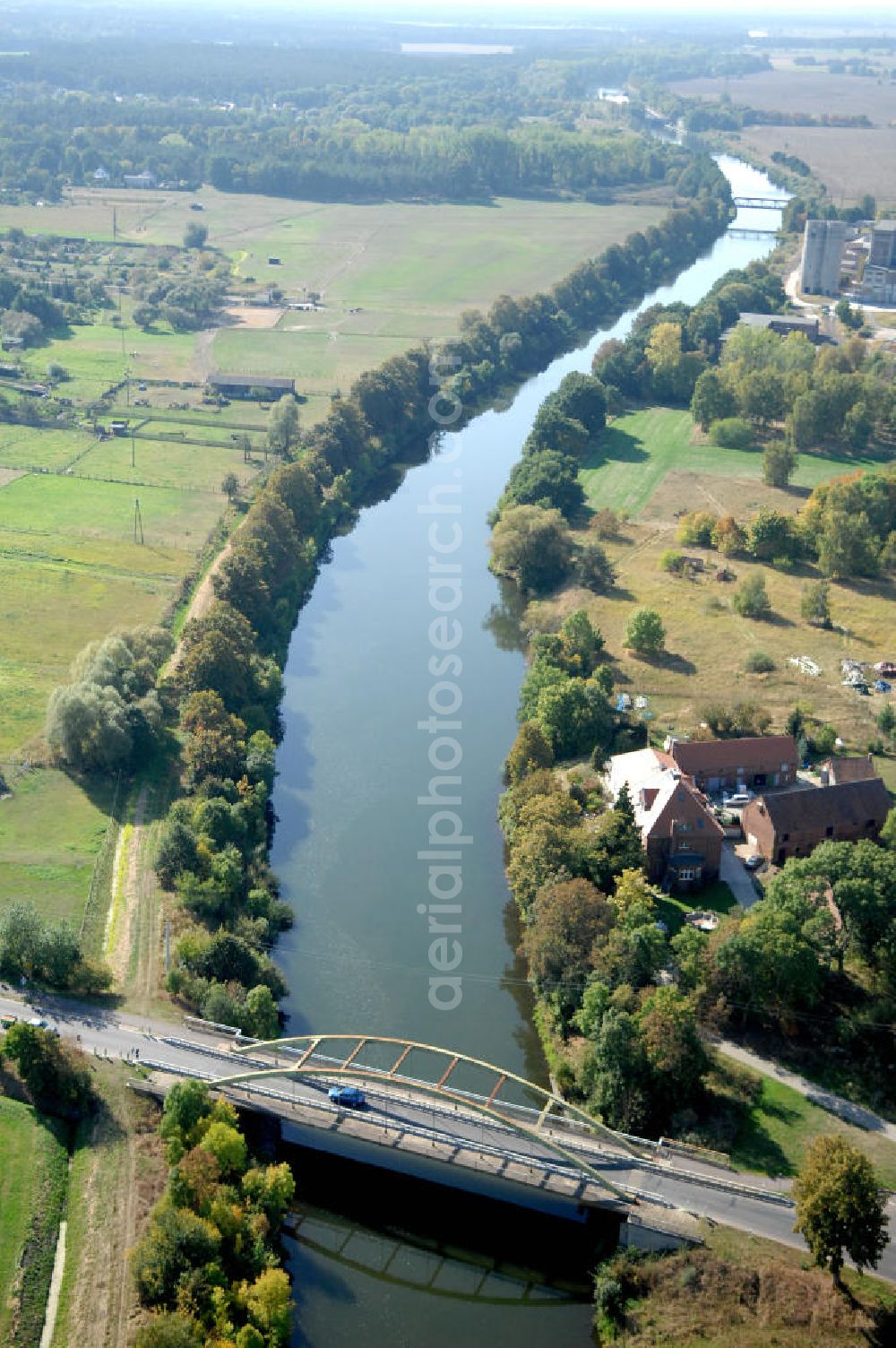 Aerial image GÜSEN - Blick auf die Güsener Straßenbrücke. Die Brücke wurde im Jahr 1958 erbaut und soll im Jahr 2010 durch einen Neubau ersetzt werden. Sie überführt den Elbe-Havel-Kanal bei km 347,360. Ein Projekt des WSV: Wasserstraßen-Neubauamt Magdeburg, 39106 Magdeburg, Tel. +49(0)391 535-0, email: wna-magdeburg@wsv.bund.de