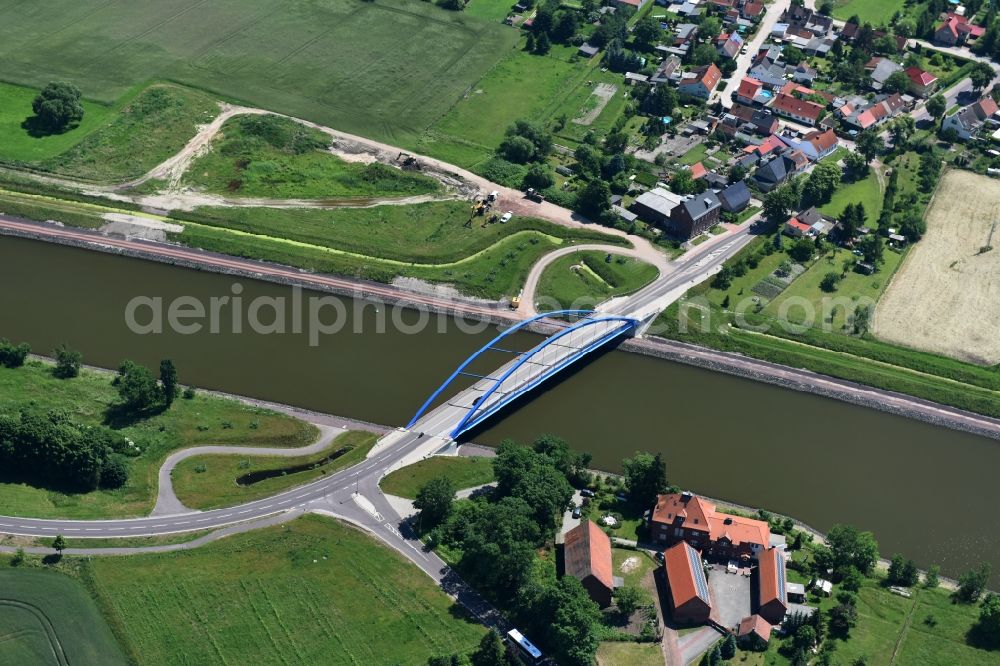 Elbe-Parey from the bird's eye view: Guesen Bridge over the Elbe-Havel-Canel in the state Saxony-Anhalt