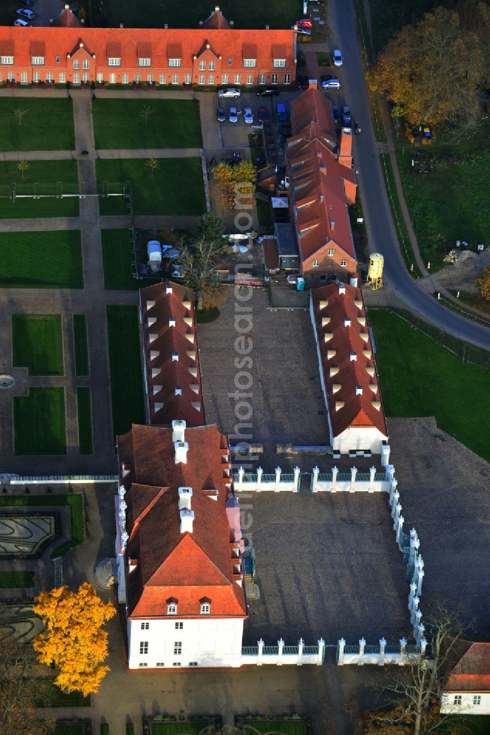 Aerial photograph Meseberg - Castle Meseberg the Federal Government on the banks of Huwenowsees in the town district Gransee in Brandenburg