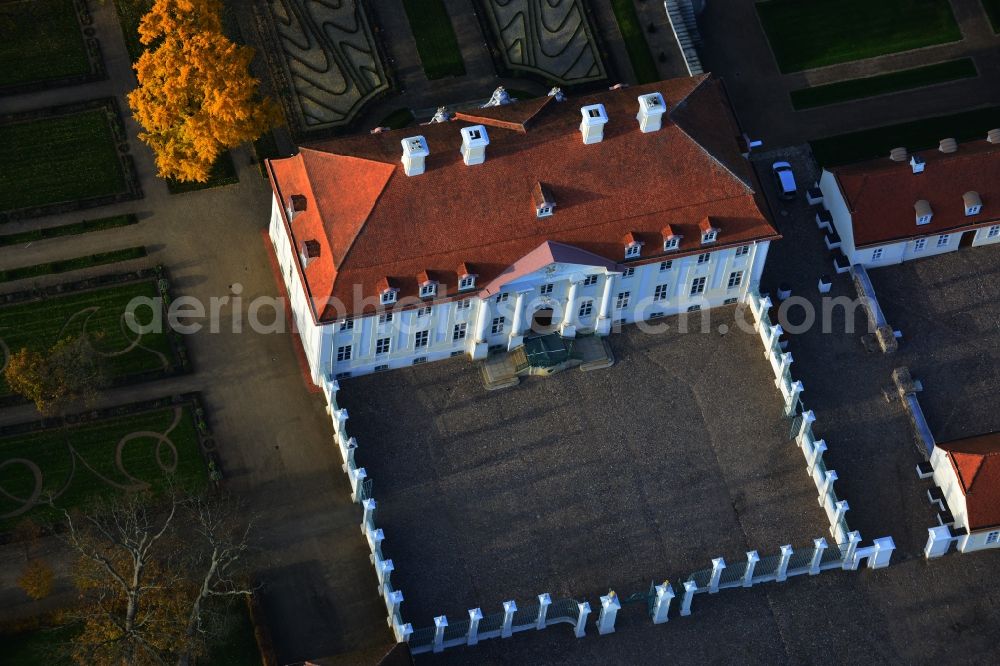 Meseberg from the bird's eye view: Castle Meseberg the Federal Government on the banks of Huwenowsees in the town district Gransee in Brandenburg