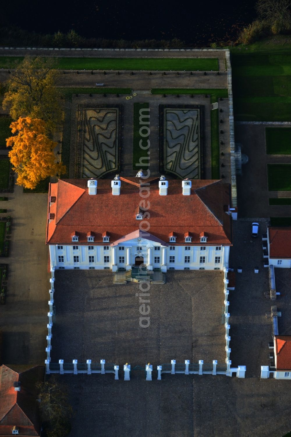 Aerial photograph Meseberg - Castle Meseberg the Federal Government on the banks of Huwenowsees in the town district Gransee in Brandenburg