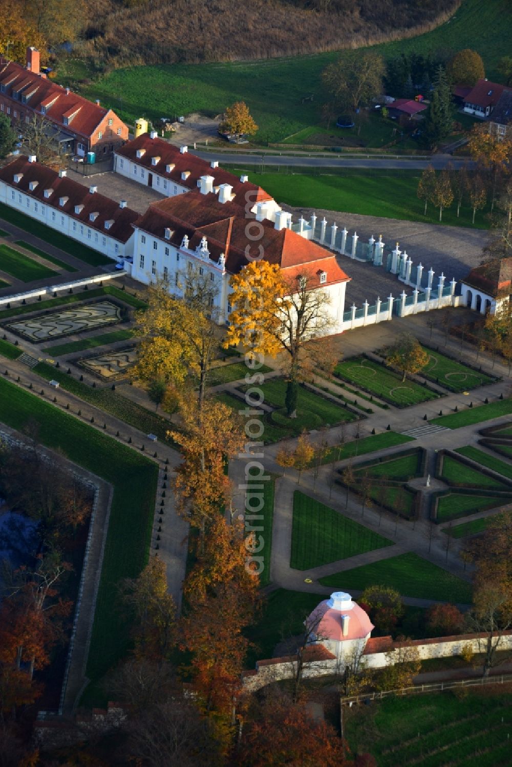 Aerial photograph Meseberg - Castle Meseberg the Federal Government on the banks of Huwenowsees in the town district Gransee in Brandenburg