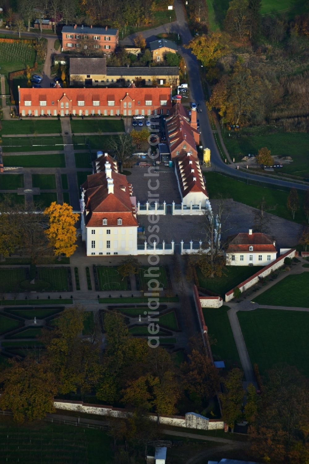 Meseberg from the bird's eye view: Castle Meseberg the Federal Government on the banks of Huwenowsees in the town district Gransee in Brandenburg