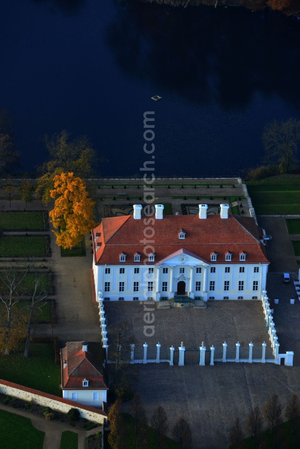 Aerial photograph Meseberg - Castle Meseberg the Federal Government on the banks of Huwenowsees in the town district Gransee in Brandenburg