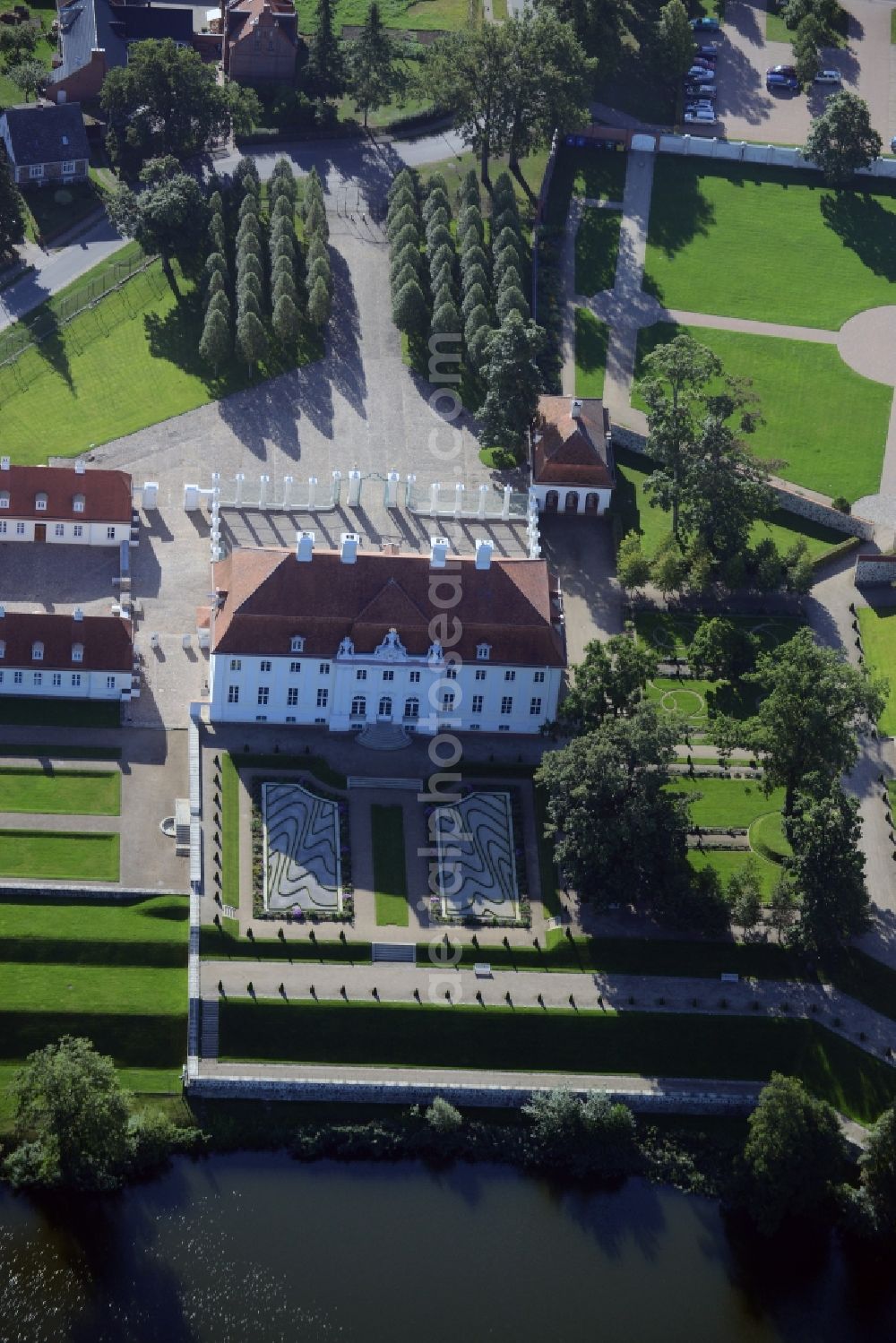 Aerial photograph Meseberg - Castle Meseberg the Federal Government on the banks of Huwenowsees in the town district Gransee in Brandenburg