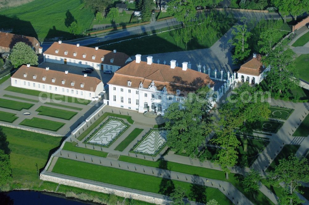 Aerial photograph Meseberg - Castle Meseberg the Federal Government on the banks of Huwenowsees in the town district Gransee in Brandenburg