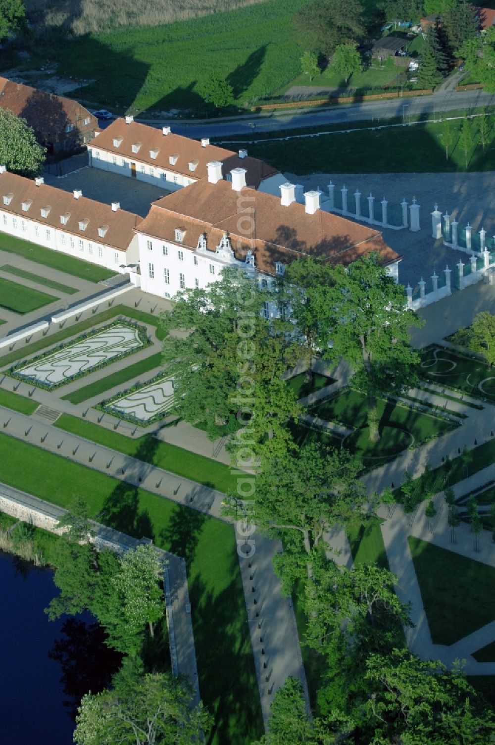 Meseberg from the bird's eye view: Castle Meseberg the Federal Government on the banks of Huwenowsees in the town district Gransee in Brandenburg