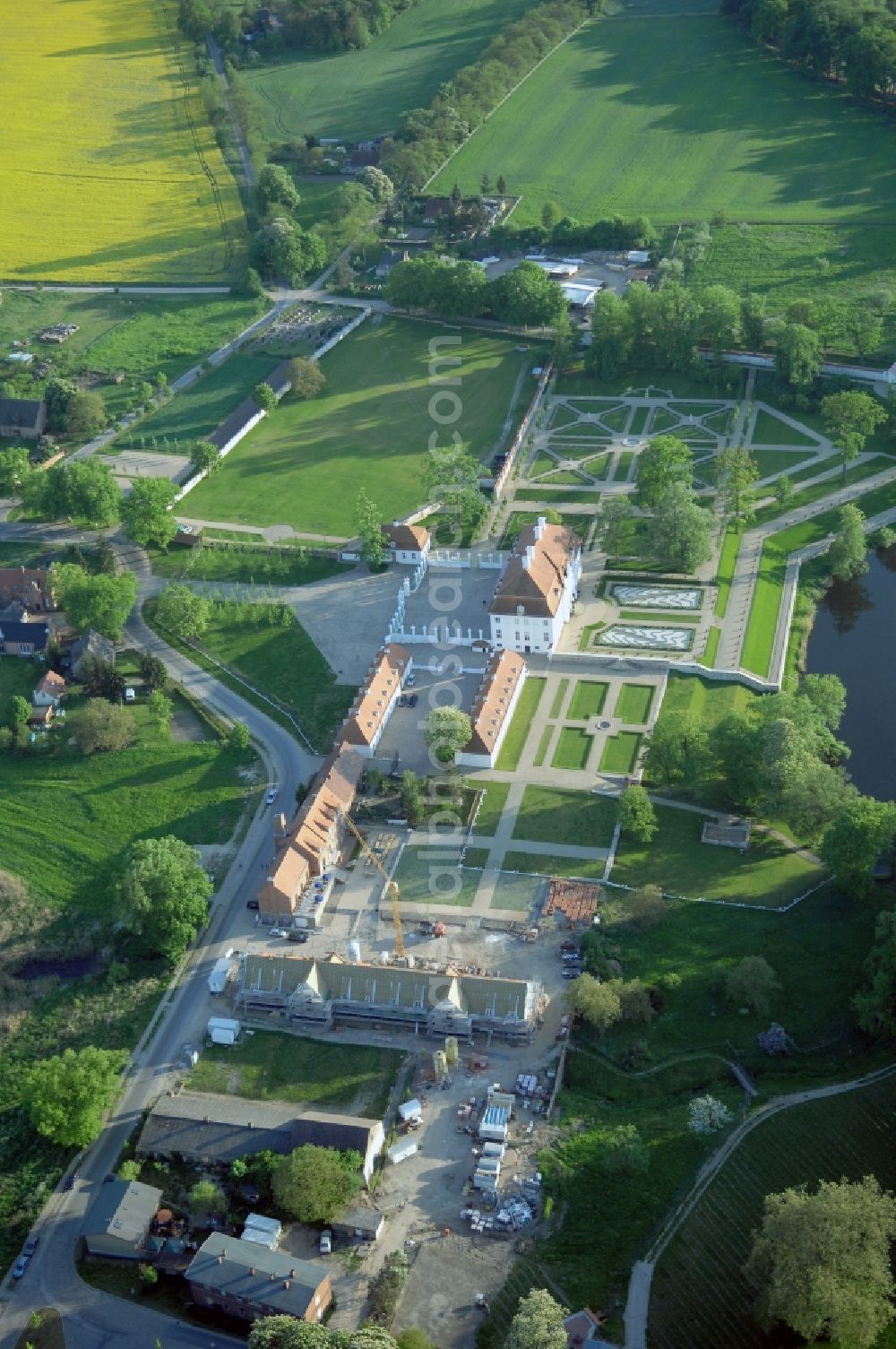Meseberg from the bird's eye view: Castle Meseberg the Federal Government on the banks of Huwenowsees in the town district Gransee in Brandenburg