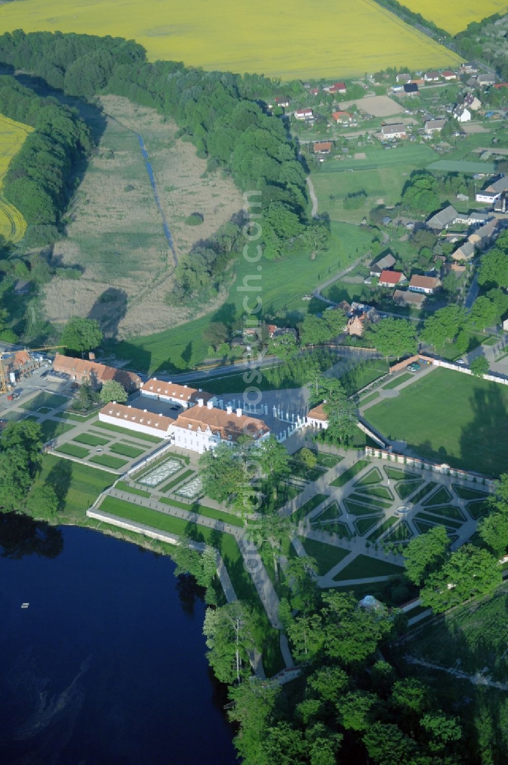 Meseberg from the bird's eye view: Castle Meseberg the Federal Government on the banks of Huwenowsees in the town district Gransee in Brandenburg