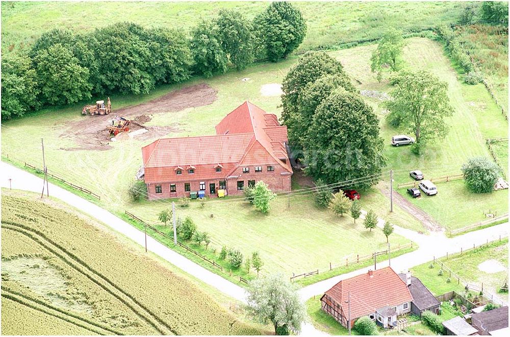 Aerial photograph Zarfzow - 20.07.2004 Gästehaus Zarfzow, gemütliche Landhausatmosphäre in einem alten, typisch mecklenburgischen Gutshaus AWO Sano gemeinnützige GmbH Hofstr. 4, 18223 Zarfzow zarfzow@awosano.de Ansprechpartner: Claudia Baude