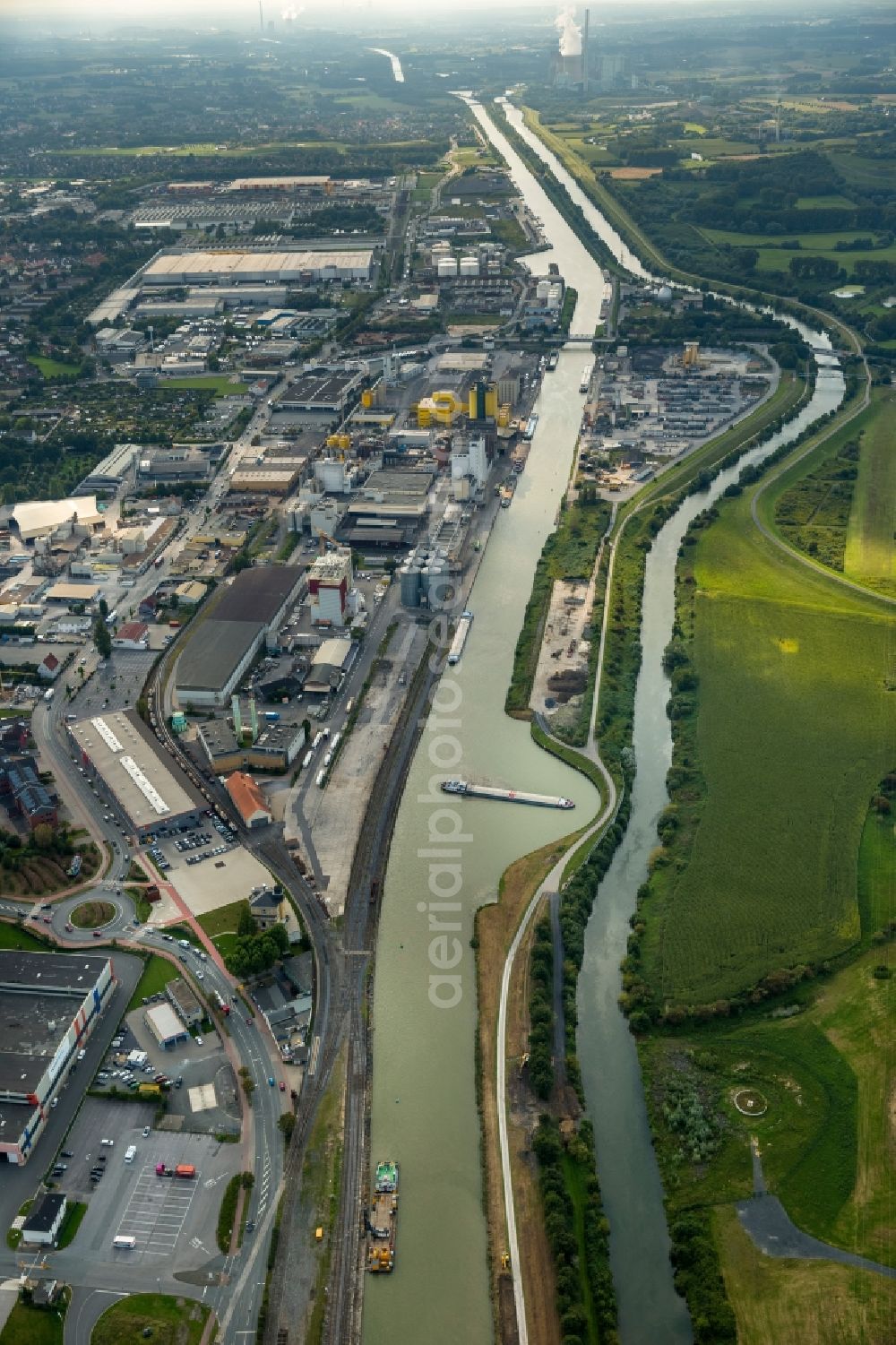 Hamm from above - Cargo vessel in the ship turning basin of the waterway of the dates-Hamm Canal in Hamm in North Rhine-Westphalia