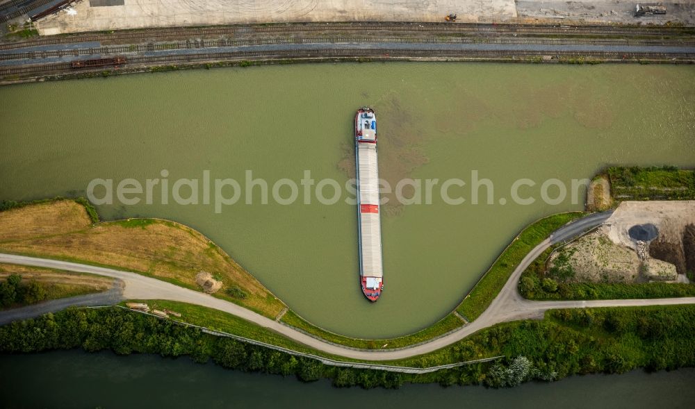 Hamm from the bird's eye view: Cargo vessel in the ship turning basin of the waterway of the dates-Hamm Canal in Hamm in North Rhine-Westphalia