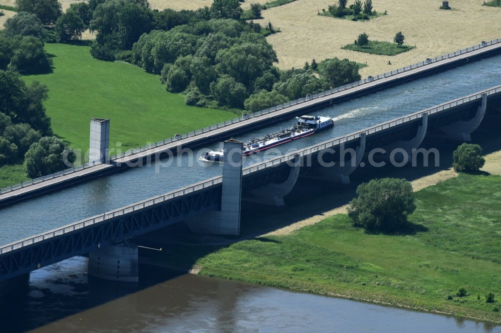 Hohenwarthe from the bird's eye view: Freight ship under way on the Trough bridge from the Mittelland Canal over the River Elbe to the Elbe-Havel Canal to the waterway intersection in Hohenwarthe in Saxony-Anhalt